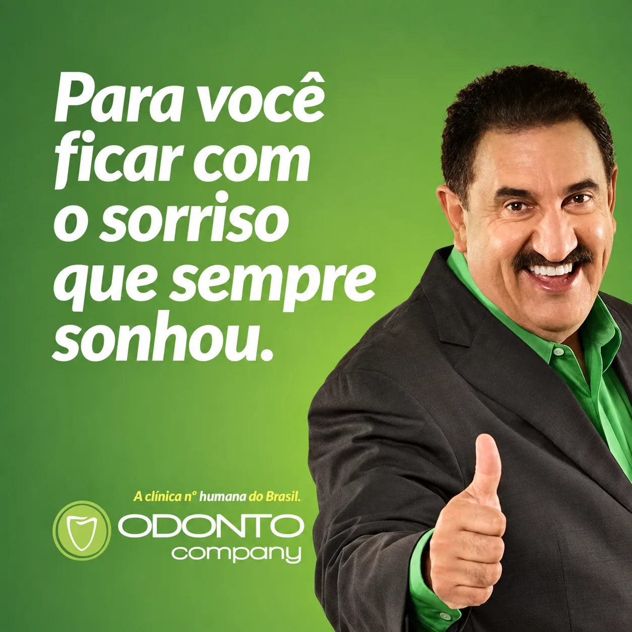 Material de divulgação OdontoCompany com mulher sorrindo e a frase: Sorriso em família é aqui.